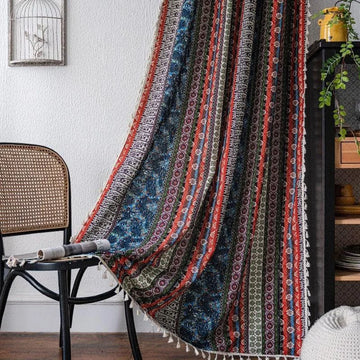 Rideau décoratif à motifs multicolores suspendu dans un intérieur chaleureux. Les bandes verticales ajoutent une touche artistique à la pièce, rehaussant l'esthétique et créant une ambiance accueillante. Idéal pour personnaliser et transformer l’ambiance d’une maison grâce à ses couleurs vibrantes.