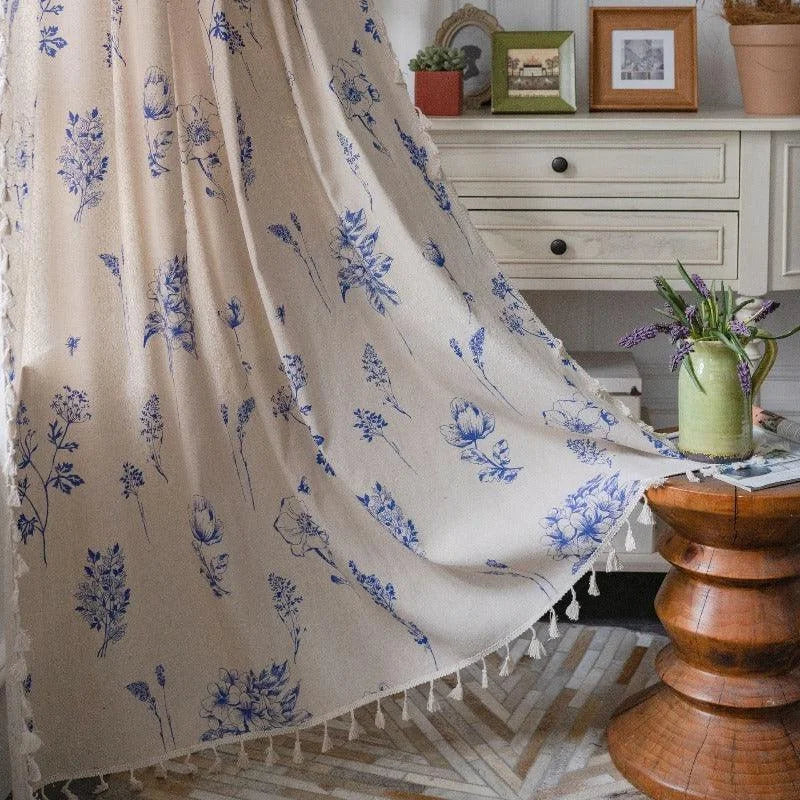 Élégant plaid avec motif floral bleu, idéal pour ajouter une touche de charme rustique à votre salon. Disposez-le sur un canapé ou un lit pour un look raffiné et cosy. Produit parfait pour la décoration intérieure, combinant style vintage et confort moderne.