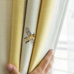 Rideau élégant avec motif d'abeille brodé pour une décoration intérieure raffinée. Idéal pour apporter une touche de nature et de couleur à la maison. Parfait pour embellir salon, chambre ou bureau avec style et originalité.