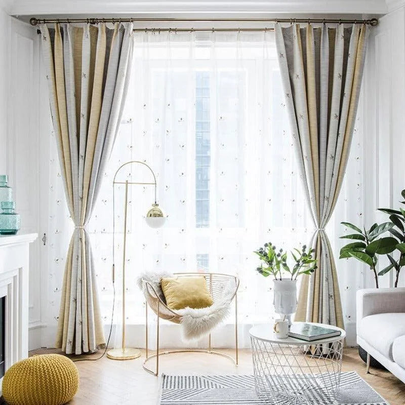 Rideaux élégants et contemporains pour salon lumineux, idéal pour un aménagement intérieur moderne. Transformez votre espace de vie avec ces rideaux aux tons neutres, parfaits pour apporter une touche de sophistication et créer une ambiance chaleureuse. Accessoirisez votre pièce avec des meubles modernes et une lumière naturelle abondante.