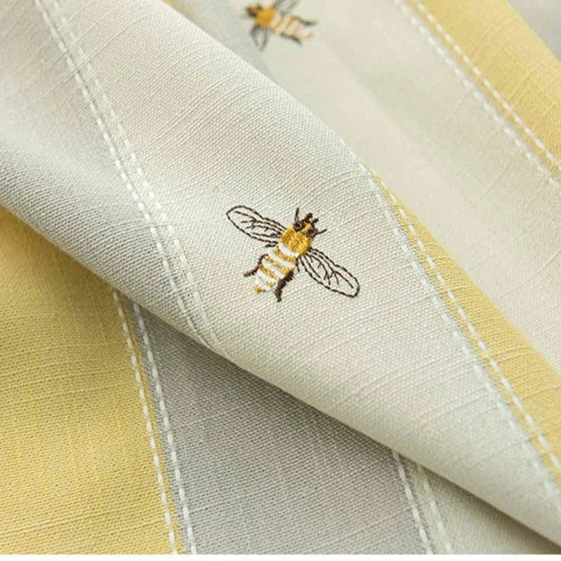 Serviette de table élégante avec motif d'abeille brodé, parfait pour ajouter une touche de nature et de charme à votre décoration de table. Ce design raffiné apporte une ambiance chaleureuse à vos repas, idéal pour les réceptions ou les dîners en famille. Accessoire décoratif indispensable pour une table chic et conviviale.