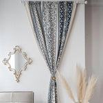 Rideau décoratif avec motif géométrique et floral en nuances de bleu et blanc, idéal pour apporter une touche élégante et bohème à votre intérieur. Accessoire parfait pour salon ou chambre, ajoutant style et sophistication à votre décoration.