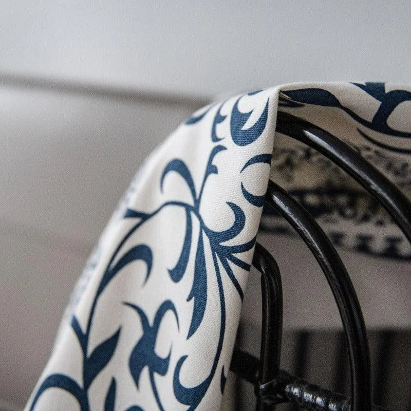 Serviette de table élégante avec motif décoratif bleu et blanc, idéal pour un décor de table raffiné. Accessoire parfait pour les repas familiaux et les occasions spéciales, ajoutant une touche de sophistication à votre intérieur.