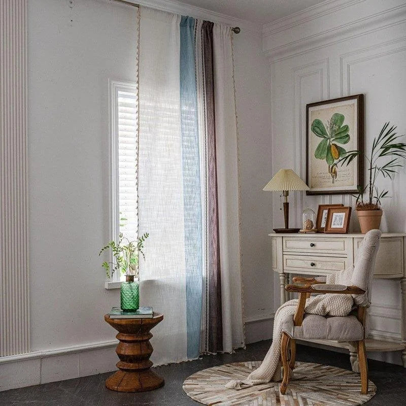 Voilage décoratif pour fenêtre, parfait pour ajouter une touche élégante à votre salon. Ce rideau coloré avec des nuances douces harmonise l'intérieur tout en offrant une luminosité agréable. Idéal pour créer une ambiance accueillante et moderne dans votre espace de vie. Accessoire indispensable pour rehausser le style de votre décoration intérieure.