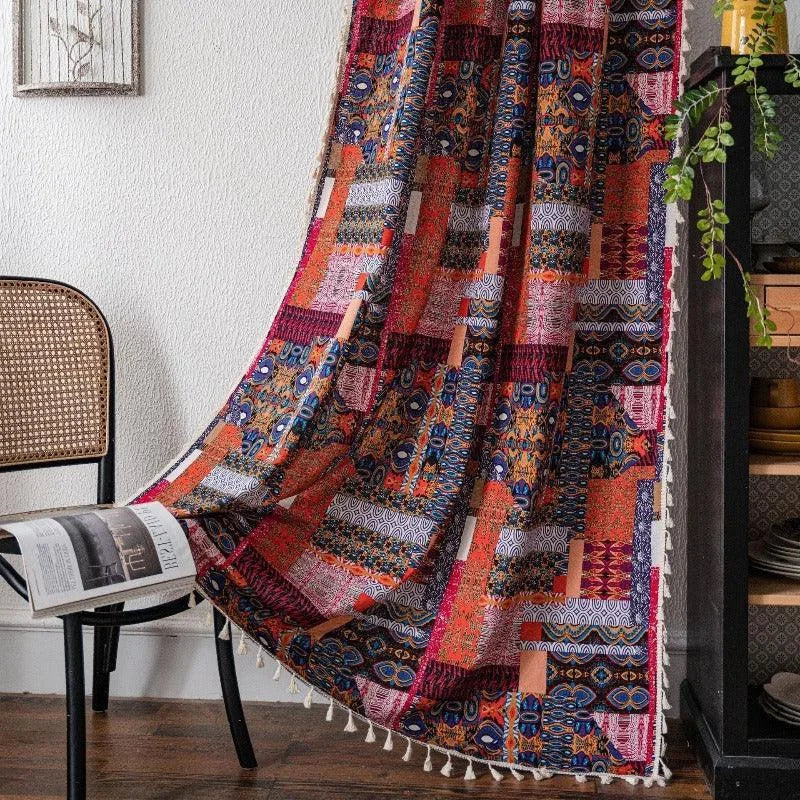 Parure de rideaux bohème aux motifs géométriques colorés, idéale pour ajouter une touche artistique et chaleureuse à votre intérieur. Décoration murale originale, parfaite pour un style vintage ou exotique. Accessory d'ameublement qui illumine vos espaces de vie avec ses nuances vibrantes.