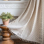 Rideau élégant à motifs décoratifs pour salon, avec bordure en dentelle et pompons, créant une ambiance chaleureuse et raffinée. Parfait pour ajouter une touche de charme rétro à votre intérieur. Idéal pour une décoration de maison avec un style classique et intemporel.