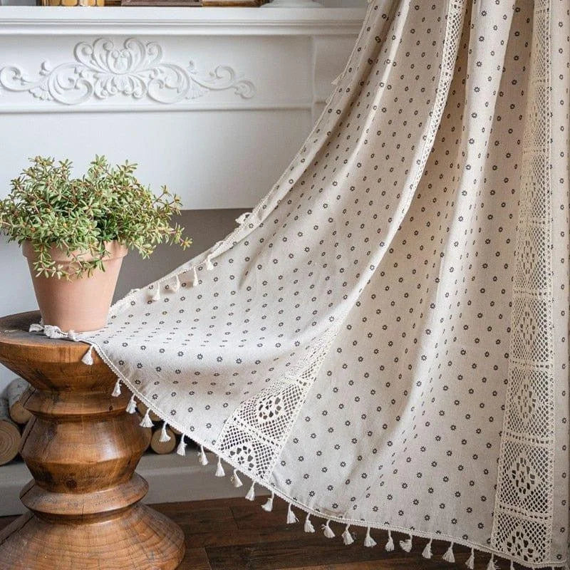 Rideau élégant à motifs décoratifs pour salon, avec bordure en dentelle et pompons, créant une ambiance chaleureuse et raffinée. Parfait pour ajouter une touche de charme rétro à votre intérieur. Idéal pour une décoration de maison avec un style classique et intemporel.