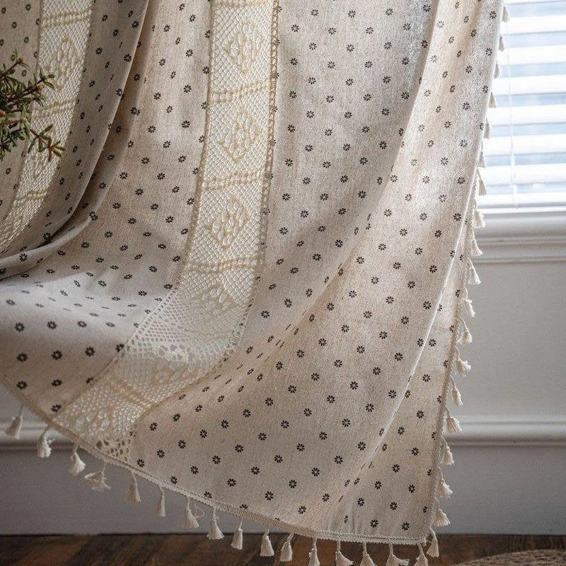 Élégant rideau beige à motifs géométriques et floraux, parfait pour apporter une touche chaleureuse et raffinée à votre intérieur. Idéal pour une décoration de salon ou chambre, il offre une ambiance douce et apaisante grâce à sa couleur neutre et ses motifs délicats. Les franges ajoutent une finition chic et intemporelle.