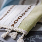 Tapis décoratif avec motifs géométriques élégants et finition à franges, idéal pour sublimer l'intérieur de votre maison avec une touche moderne et personnalisée. Design raffiné pour une ambiance chaleureuse et accueillante.