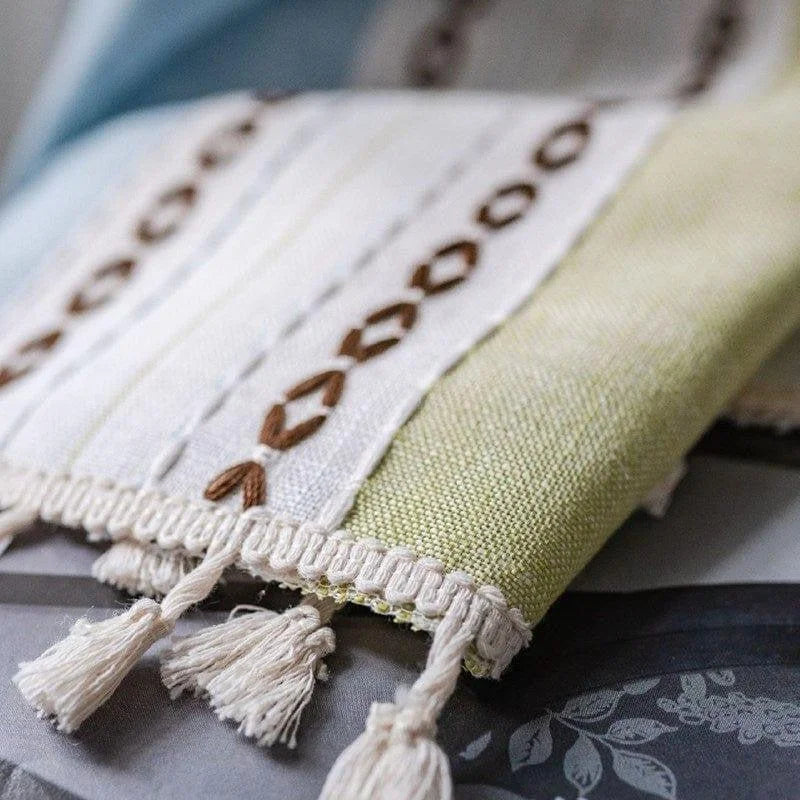Tapis décoratif avec motifs géométriques élégants et finition à franges, idéal pour sublimer l'intérieur de votre maison avec une touche moderne et personnalisée. Design raffiné pour une ambiance chaleureuse et accueillante.
