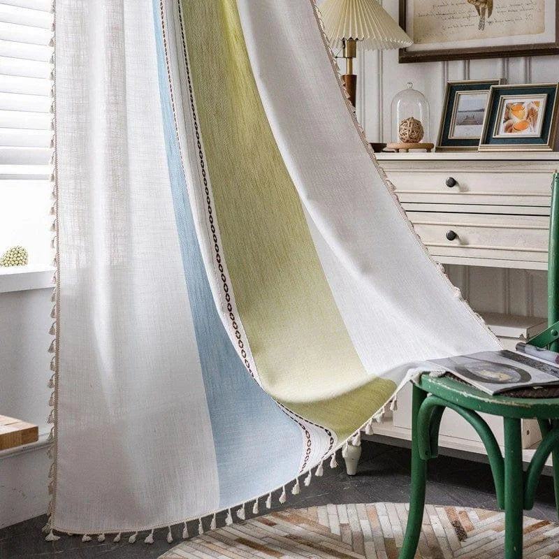 Rideau à rayures bleu et vert, décoration intérieure moderne, design élégant pour salon ou chambre, accessoire décoratif avec franges, ambiance lumineuse et apaisante.