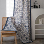 Rideau élégant à motif floral bleu et blanc, idéal pour une décoration intérieure moderne et chic. Accessoire parfait pour apporter une touche de sophistication à votre salon ou chambre à coucher, offrant un équilibre parfait entre style et fonctionnalité. Ajustement facile sur divers types de tringles.