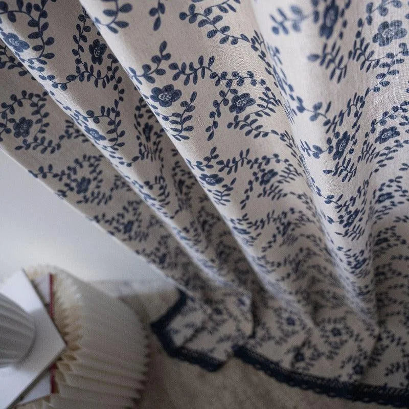 Rideau élégant avec motif floral bleu sur fond clair, idéal pour ajouter une touche classique et raffinée à un salon ou une chambre à coucher. Ce design intemporel s'intègre parfaitement dans divers styles de décoration intérieure, apportant une ambiance apaisante et sophistiquée à votre espace de vie.
