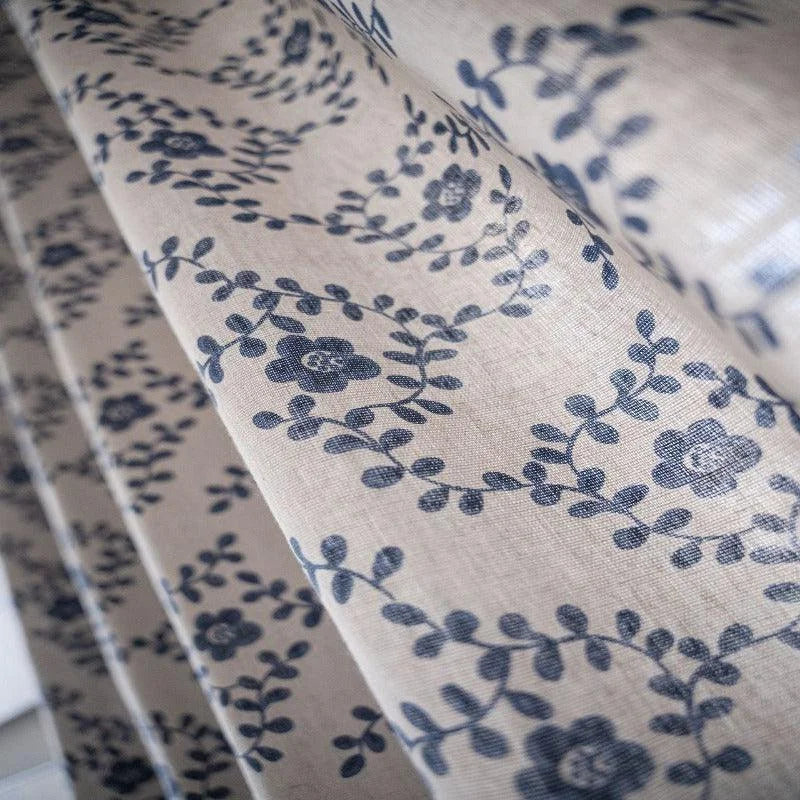 Rideau décoratif beige avec motif floral bleu, idéal pour ajouter une touche élégante à votre intérieur. Parfait pour salons, chambres ou espaces de vie, ce rideau complète harmonieusement divers styles de décoration. Obtenez un éclairage tamisé et une ambiance chaleureuse grâce à ce design attrayant et intemporel.