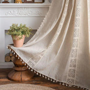 rideau bohème beige clair franges pompons bordure ajourée tissu texturé opacité moyenne sous sol