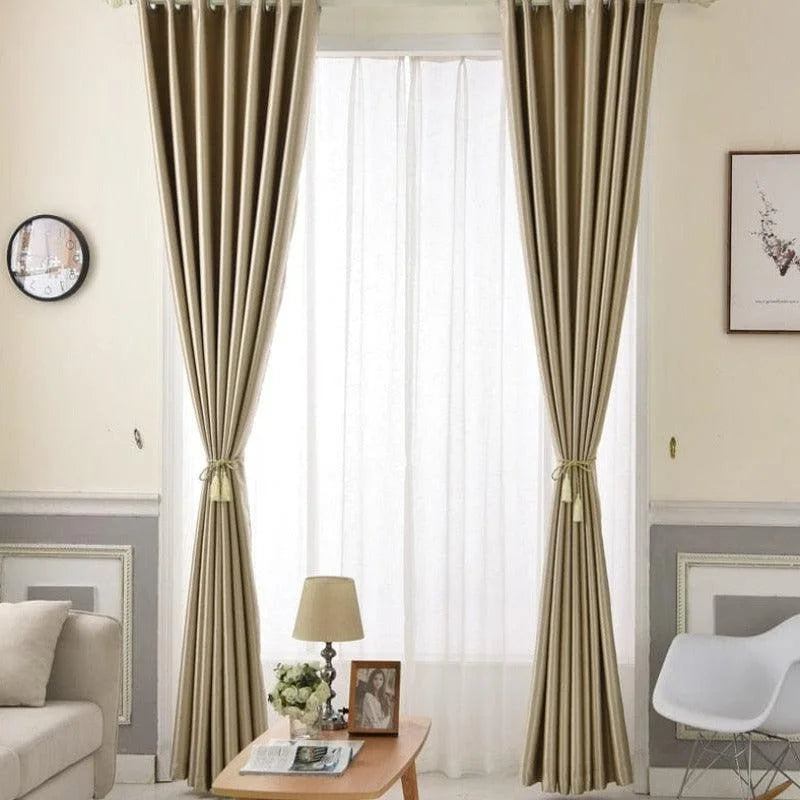 Rideaux élégants beige pour salon moderne, apportant une touche sophistiquée à votre intérieur. Idéals pour filtrer la lumière tout en préservant l'intimité. Accessoires décoratifs parfaits pour un style contemporain et épuré. Complètent harmonieusement le mobilier en ajoutant chaleur et élégance.