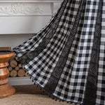 Rideau à carreaux noirs et blancs avec bordure décorative en dentelle, idéal pour une décoration intérieure chic et élégante. Ce rideau ajoute une touche rustique et classique à votre salon ou chambre à coucher tout en offrant un bon filtrage de la lumière. Style intemporel et polyvalent pour sublimer votre espace de vie.