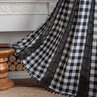 Rideau à carreaux noirs et blancs avec bordure décorative en dentelle, idéal pour une décoration intérieure chic et élégante. Ce rideau ajoute une touche rustique et classique à votre salon ou chambre à coucher tout en offrant un bon filtrage de la lumière. Style intemporel et polyvalent pour sublimer votre espace de vie.