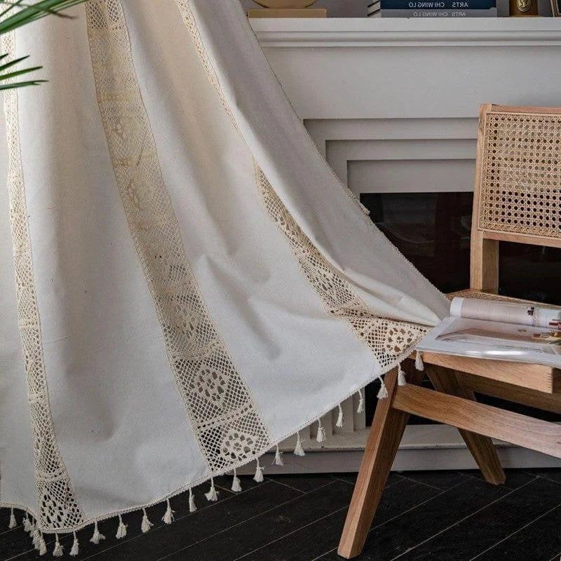 Rideau élégant avec bordure en dentelle pour une décoration intérieure raffinée, idéal pour ajouter une touche de charme classique à votre salon. Parfait pour filtrer la lumière tout en apportant une ambiance accueillante à votre espace de vie.