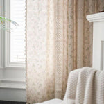 Rideau élégant aux motifs floraux et dentelle, parfait pour décorer une fenêtre lumineuse dans un salon accueillant. Complément idéal pour créer une ambiance chaleureuse et raffinée.