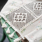Chemin de table décoratif avec motifs ajourés, parfait pour ajouter une touche élégante à votre décoration intérieure. Idéal pour les repas festifs et occasions spéciales, il s'intègre harmonieusement avec tout style de mobilier grâce à ses détails délicats. Un choix raffiné pour embellir votre salle à manger.