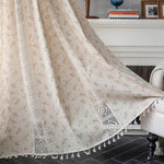 Rideau élégant à motifs floraux avec bordure en dentelle, parfait pour ajouter une touche de charme vintage à votre intérieur. Idéal pour un salon ou une chambre, ce rideau offre une ambiance cosy et raffinée. Accessoire de décoration indispensable pour un style chic et romantique.