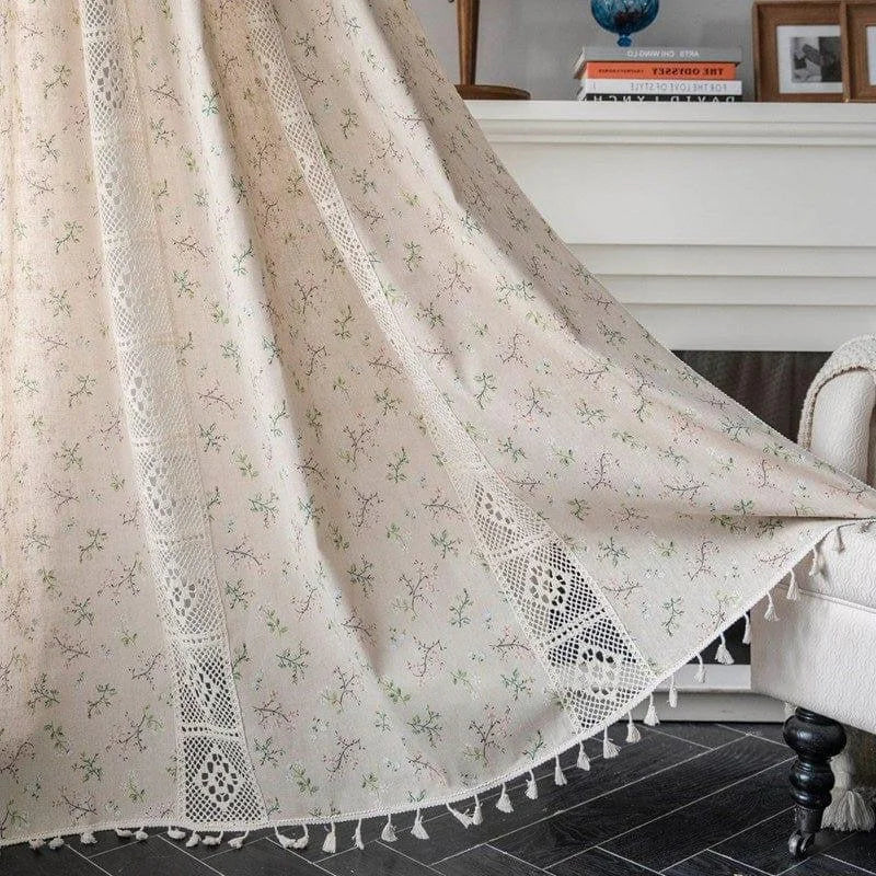 Rideau élégant à motifs floraux avec bordure en dentelle, parfait pour ajouter une touche de charme vintage à votre intérieur. Idéal pour un salon ou une chambre, ce rideau offre une ambiance cosy et raffinée. Accessoire de décoration indispensable pour un style chic et romantique.