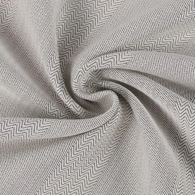 Tissu décoratif à motif chevron élégant, idéal pour la confection de rideaux, coussins ou vêtements. Design moderne convenant à tout type de décoration intérieure. Parfait pour un style contemporain et chic.