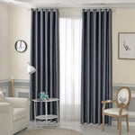 Rideaux élégants de couleur sombre pour salon moderne, ajoutant une touche de sophistication et d'intimité à l'espace intérieur lumineux avec une décoration classique.