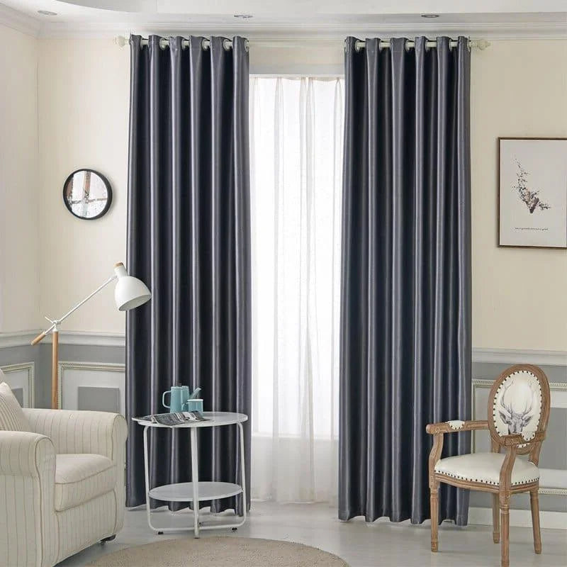 Rideaux élégants de couleur sombre pour salon moderne, ajoutant une touche de sophistication et d'intimité à l'espace intérieur lumineux avec une décoration classique.