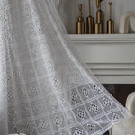 Plaid blanc élégant avec motifs sophistiqués pour salon moderne, offrant une touche de confort et de raffinement à votre décoration intérieure. Idéal pour rehausser l'ambiance de votre séjour avec style et charme.