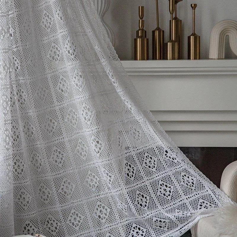 Plaid blanc élégant avec motifs sophistiqués pour salon moderne, offrant une touche de confort et de raffinement à votre décoration intérieure. Idéal pour rehausser l'ambiance de votre séjour avec style et charme.