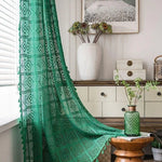 Rideau vert élégant avec motifs ajourés, idéal pour ajouter une touche déco naturelle et harmonieuse à votre intérieur. Rehausse l'éclat de votre salon en jouant avec la lumière. Accessoire parfait pour une ambiance chaleureuse et accueillante.