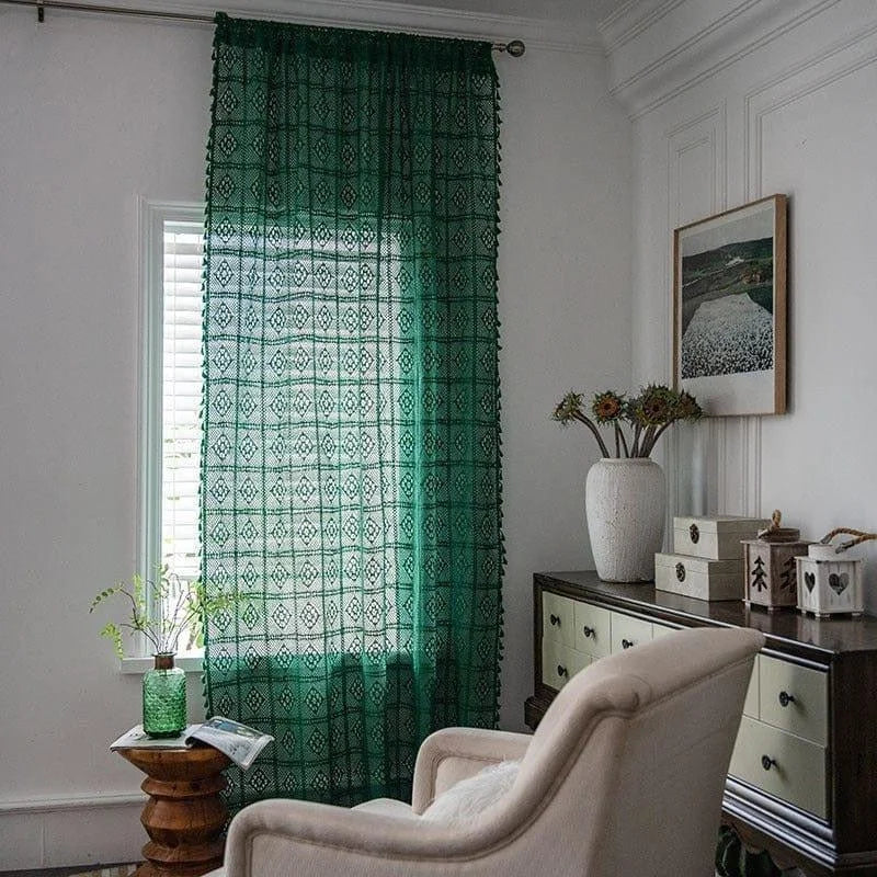 Rideau vert à motifs géométriques, idéal pour apporter une touche élégante et moderne à votre salon. Ce rideau laisse filtrer la lumière naturelle tout en préservant votre intimité. Parfait pour créer une ambiance accueillante dans votre espace de vie. Le design s’adapte facilement à différents styles de décoration intérieure.