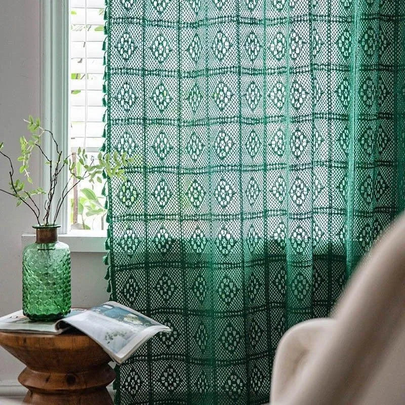 Rideau décoratif vert avec motifs géométriques, idéal pour ajouter une touche élégante à votre intérieur. Parfait pour les pièces lumineuses, il offre une ambiance chaleureuse et accueillante. Accentuez votre décoration avec ce rideau tendance et moderne.