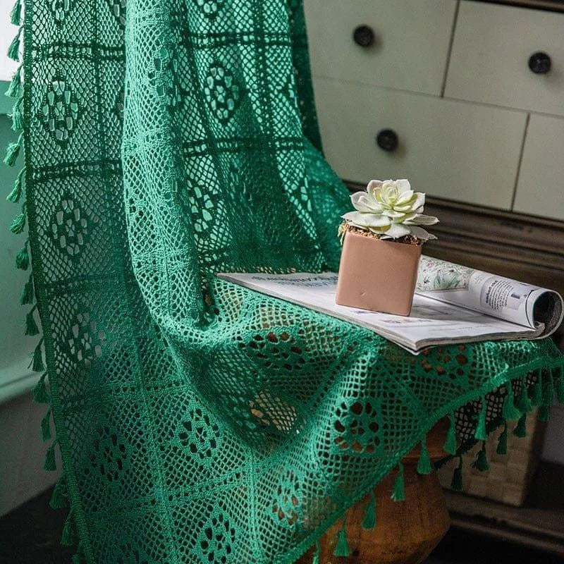 Plaid vert élégant avec motifs ajourés, apportant une touche de charme à votre décoration intérieure. Idéal pour habiller votre salon ou chambre avec sophistication. Accessoire déco parfait pour un style chaleureux et accueillant.