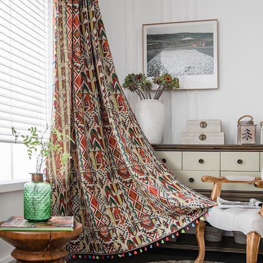 Rideau imprimé motif ethnique coloré pour décoration intérieure. Accessoire de décoration apportant une touche bohème et chaleureuse à votre espace de vie. Idéal pour salon, chambre ou bureau, ce rideau tendance et élégant s'intègre parfaitement à divers styles d'intérieur. Créez une atmosphère cosy avec ce couvre-fenêtre aux motifs dynamiques et multicolores.