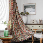 Rideau imprimé motif ethnique coloré pour décoration intérieure. Accessoire de décoration apportant une touche bohème et chaleureuse à votre espace de vie. Idéal pour salon, chambre ou bureau, ce rideau tendance et élégant s'intègre parfaitement à divers styles d'intérieur. Créez une atmosphère cosy avec ce couvre-fenêtre aux motifs dynamiques et multicolores.