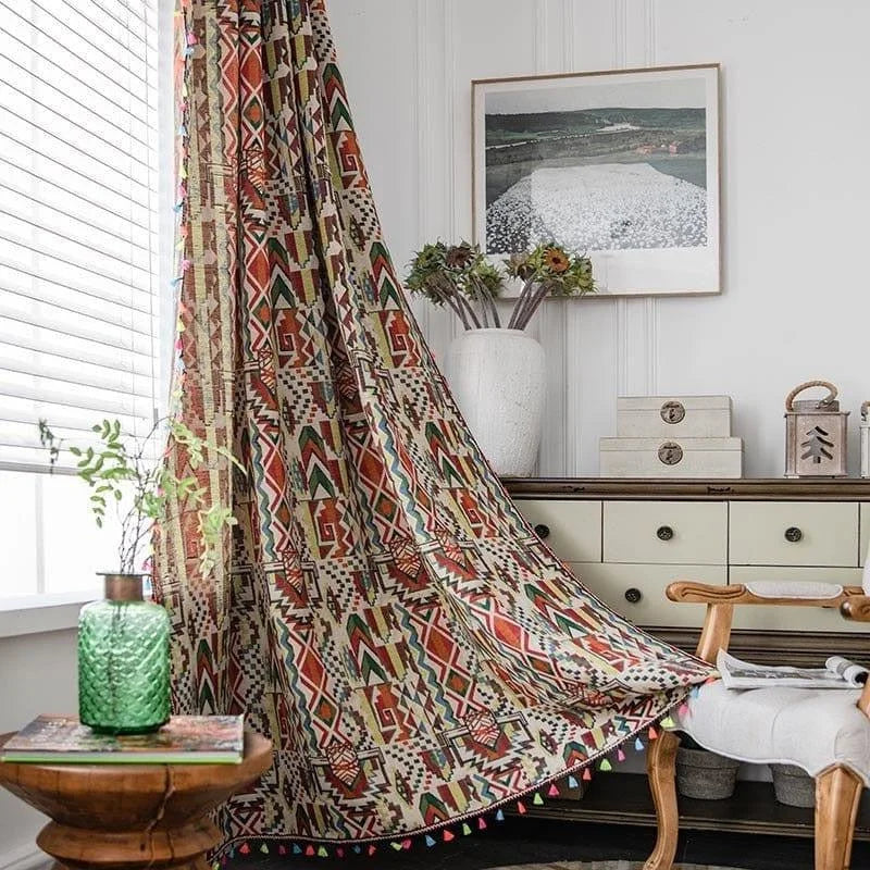 Rideau imprimé motif ethnique coloré pour décoration intérieure. Accessoire de décoration apportant une touche bohème et chaleureuse à votre espace de vie. Idéal pour salon, chambre ou bureau, ce rideau tendance et élégant s'intègre parfaitement à divers styles d'intérieur. Créez une atmosphère cosy avec ce couvre-fenêtre aux motifs dynamiques et multicolores.