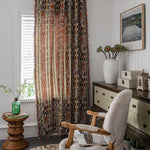 Rideau de style ethnique avec motifs géométriques colorés, idéal pour apporter une touche bohème à votre salon. Parfait pour filtrer la lumière tout en ajoutant une dimension artistique à votre décoration intérieure. Accessoire déco tendance pour un espace chaleureux et accueillant.
