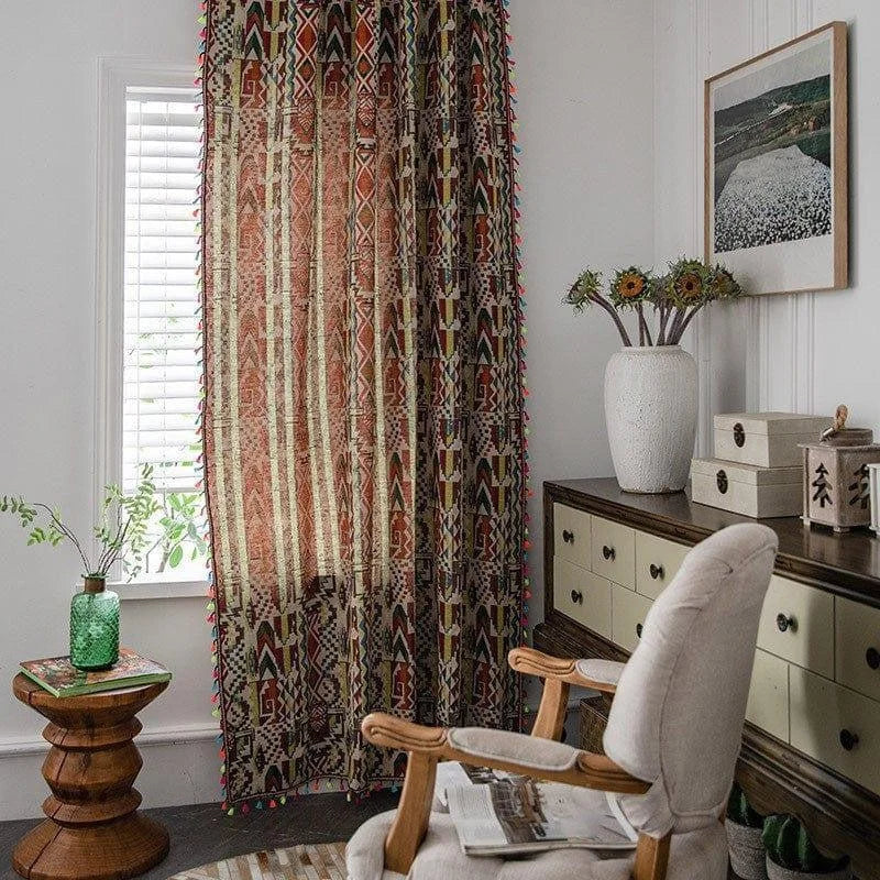 Rideau de style ethnique avec motifs géométriques colorés, idéal pour apporter une touche bohème à votre salon. Parfait pour filtrer la lumière tout en ajoutant une dimension artistique à votre décoration intérieure. Accessoire déco tendance pour un espace chaleureux et accueillant.