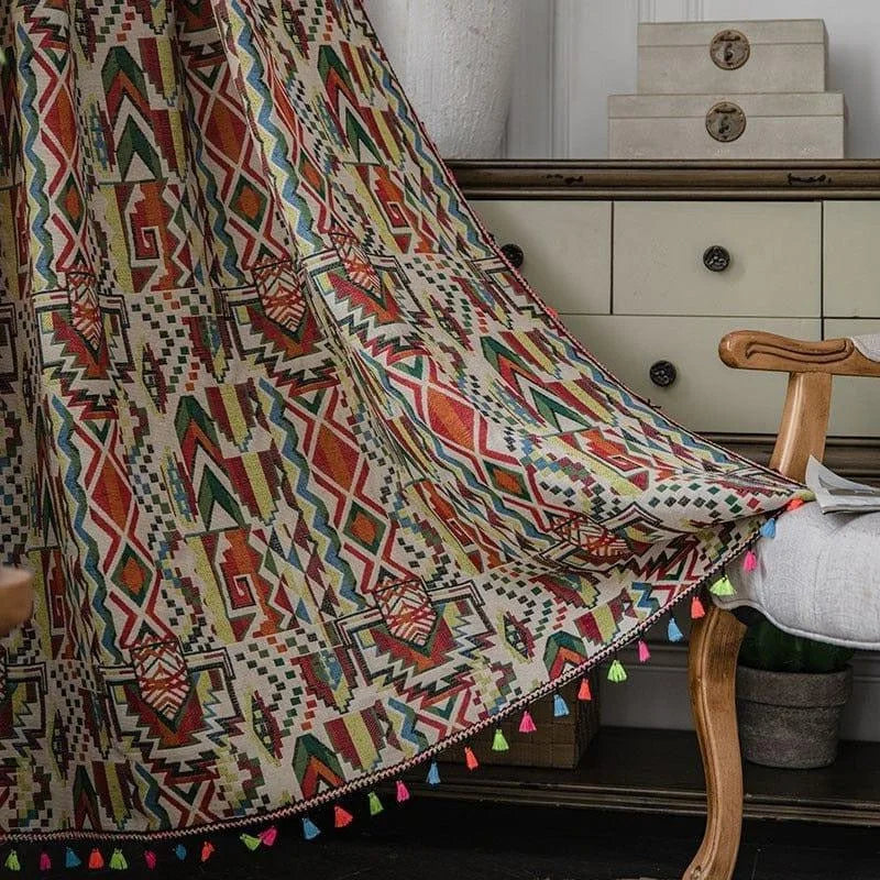 Rideau bohème avec motifs géométriques colorés, parfait pour ajouter une touche ethnique et chaleureuse à votre intérieur. Idéal pour le salon ou la chambre, il se distingue par ses pompons multicolores qui apportent une finition ludique et élégante. Ce rideau est parfait pour les amateurs de décoration unique et authentique.