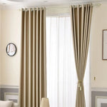 Rideaux élégants couleur beige pour salon, ajoutant une touche de sophistication à votre décoration intérieure. Idéal pour créer une ambiance chaleureuse et confortable dans votre espace de vie. Ces rideaux s'harmonisent parfaitement avec divers styles de décoration.