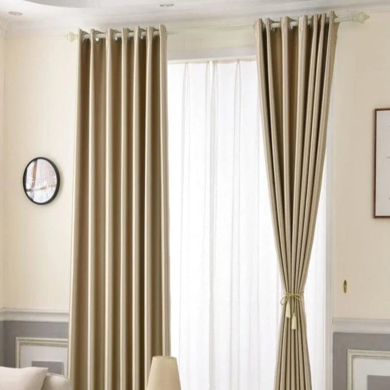 Rideaux élégants couleur beige pour salon, ajoutant une touche de sophistication à votre décoration intérieure. Idéal pour créer une ambiance chaleureuse et confortable dans votre espace de vie. Ces rideaux s'harmonisent parfaitement avec divers styles de décoration.