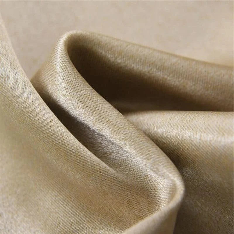 Gros plan sur un tissu doré élégant, idéal pour la décoration intérieure ou la création de vêtements raffinés. Cette étoffe au ton luxueux ajoute une touche sophistiquée à tout projet. Explorez son style intemporel et sa brillance exceptionnelle pour sublimer vos créations.