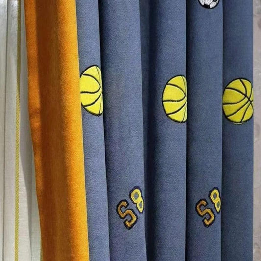 Rideaux modernes à motifs de ballons de basketball jaunes sur fond bleu, parfaits pour une chambre sportive. Idéal pour les amateurs de sport, ajoutant une touche dynamique à votre décoration intérieure. Disponibles en plusieurs panneaux, incluant des détails stylisés pour une ambiance énergique et contemporaine.