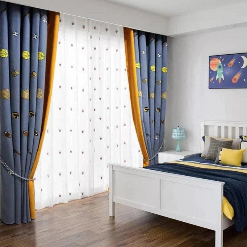 Rideaux pour chambre d'enfant avec motifs sportifs, scène d'une chambre colorée et moderne. Les rideaux apportent une touche ludique à la pièce grâce à leurs illustrations de ballons. Ambiance chaleureuse et décorative, idéale pour personnaliser l'espace des jeunes amateurs de sport. Parfait pour ajouter du caractère et de la couleur à la décoration intérieure.