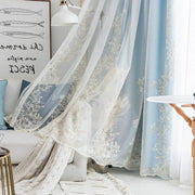 rideau bleu clair broderies florales blancs translucide champêtre decoration interieur