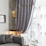 Rideaux élégants pour salon moderne, combinant des tons gris avec des motifs subtils, ornés de pompons raffinés. Parfaits pour ajouter une touche de sophistication à la déco intérieure, ces rideaux se marient harmonieusement avec des canapés contemporains et des luminaires dorés. Transformez votre espace de vie avec style et élégance.