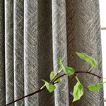 Rideau élégant au design texturé avec motif de feuilles, parfait pour ajouter une touche moderne et naturelle à votre intérieur, en relevant la décoration de votre salon ou chambre. Ajustable pour toutes les fenêtres, il offre une ambiance chaleureuse et sophistiquée.